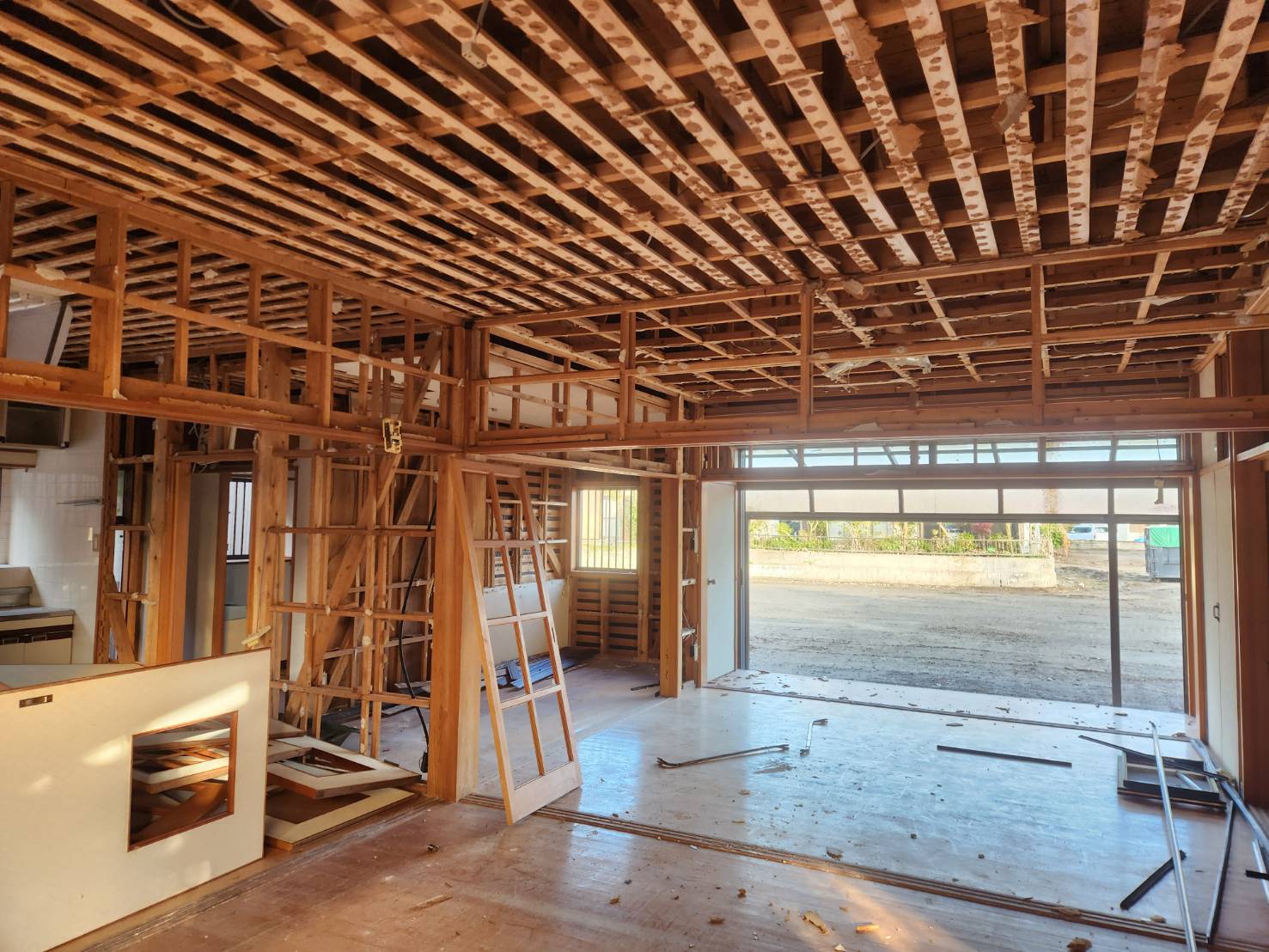 解体工事の施工中の写真