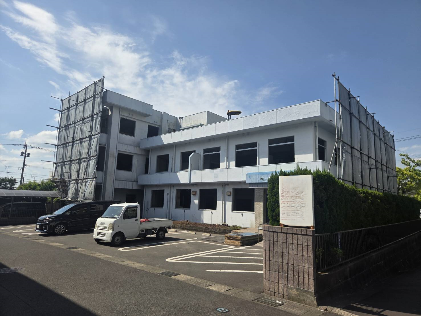足場・養生シート設置の様子