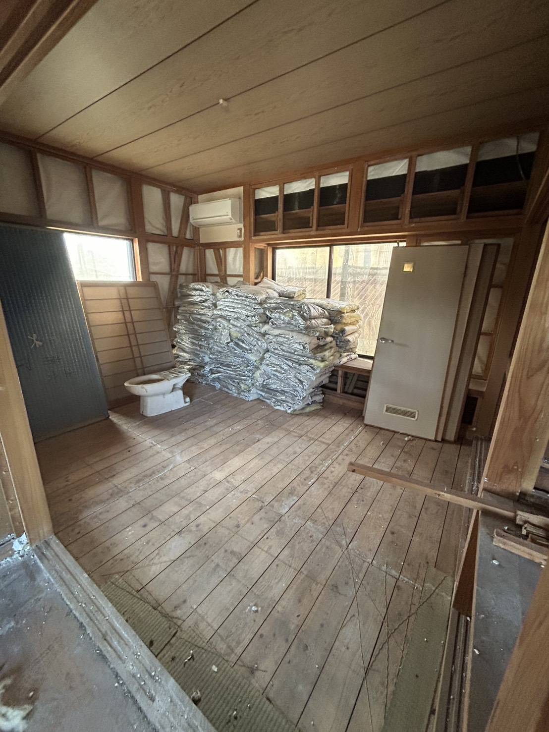 ボード・断熱材撤去作業の様子