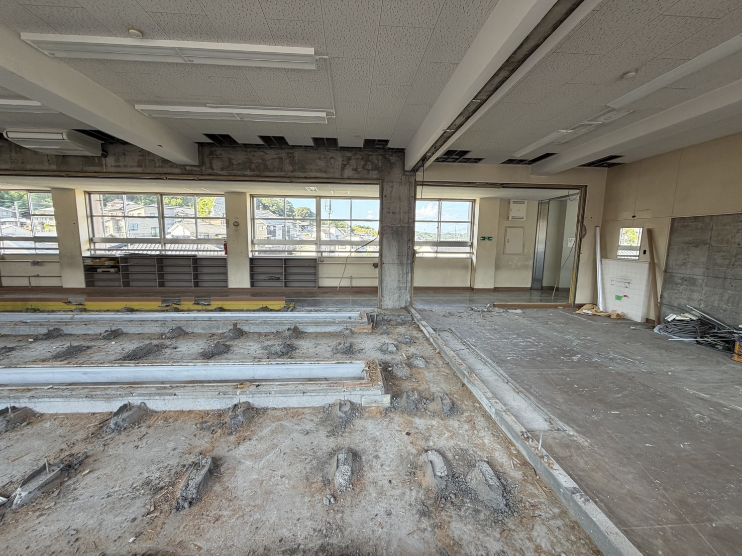 5日目：床下配線ピットの開放作業の様子